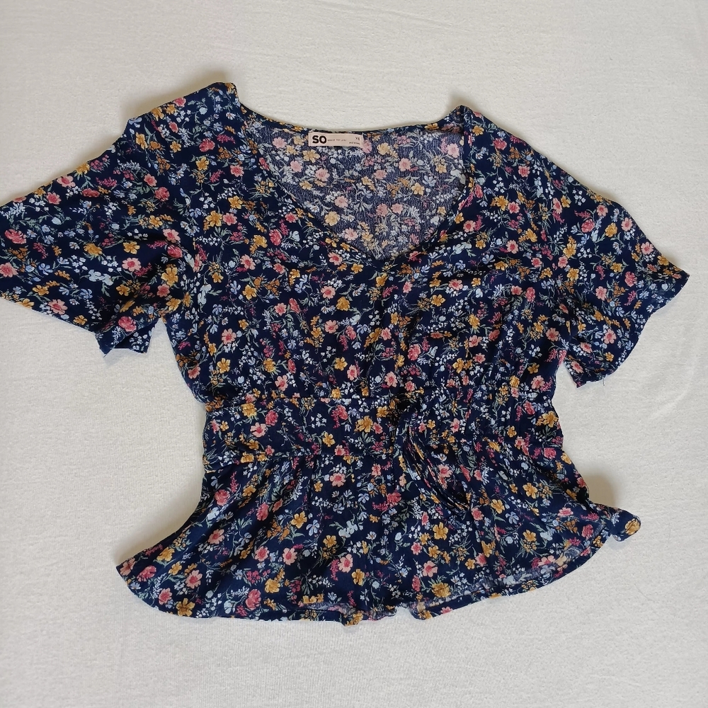 So Sz XS Navy BlueMicro Floral Crop Top